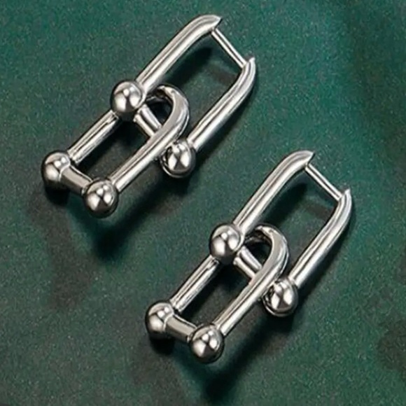 Jewelry - Graduated U Link Silver Earrings
